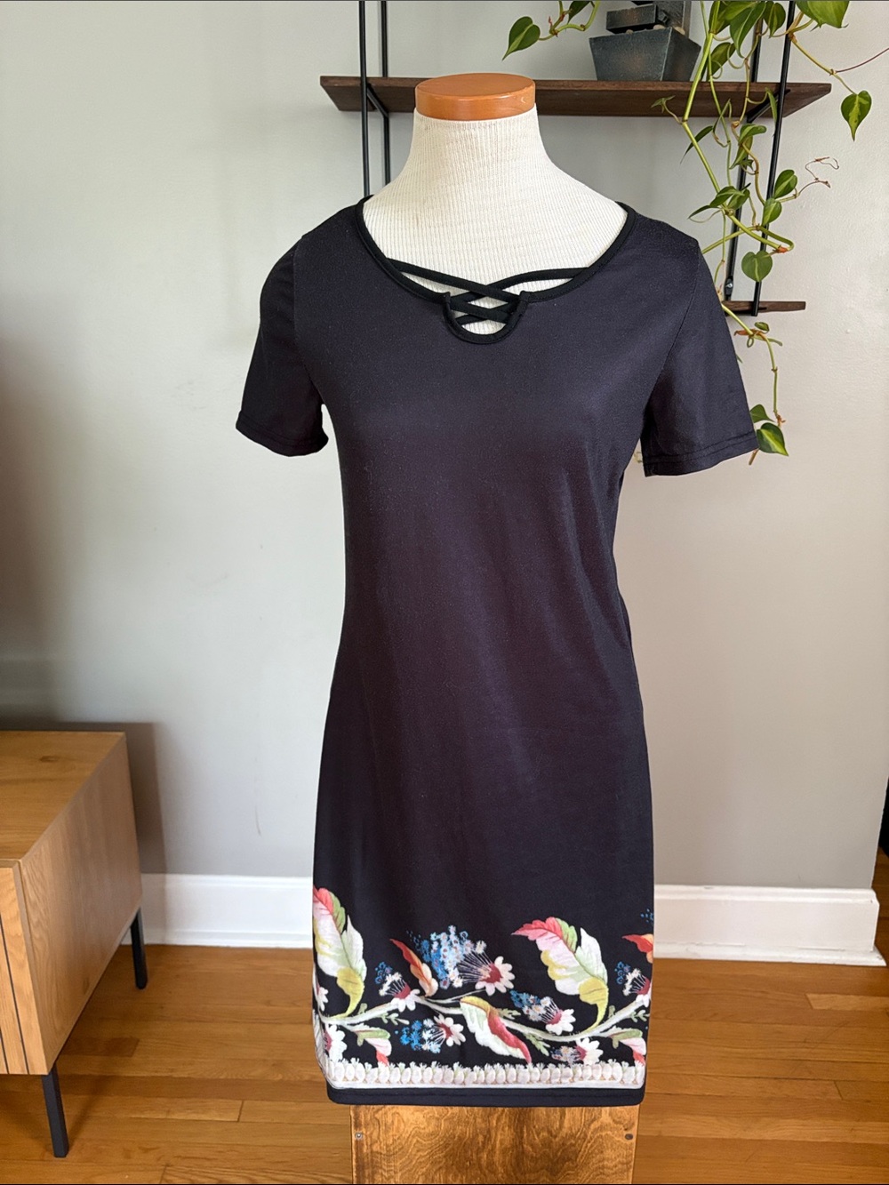 MISSLOOK Black Short-Sleeve Midi Dress with Floral Hem